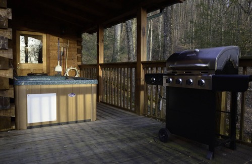 Gatlinburg - Pigeon Forge Cabin | "A PEACEFUL RETREAT" , 2 miles from entrance of Beautiful " FootHills Parkway",