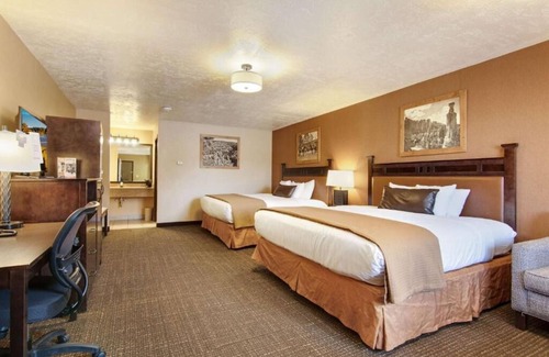 Bryce Canyon Hotel | A Picturesque Retreat in Bryce Canyon! Free Breakfast, Pool, Free Parking!
