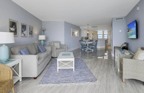 Marco Island Condo | A pineapple a day keeps the worries away. Peaceful beach condo