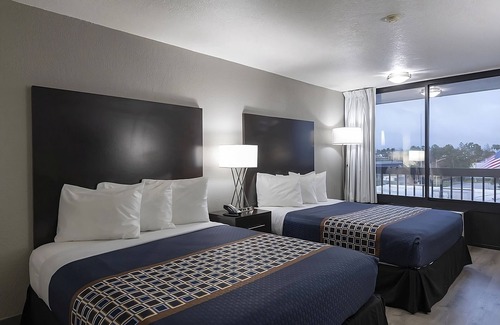Florida Center Hotel | A Place to Unwind, Unplug, and Recharge! Free Parking, Near Museum of Illusions!