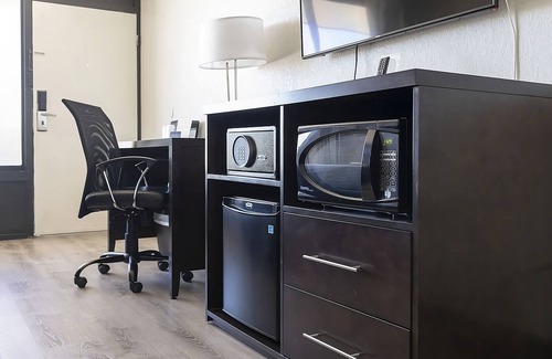 Florida Center Hotel | A Place to Unwind, Unplug, and Recharge! Free Parking, Near Museum of Illusions!