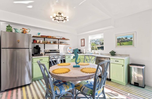Crystal River House | A Pop of Color! House in wonderful Crystal River - King Bed-Manatees - Wifi & AC