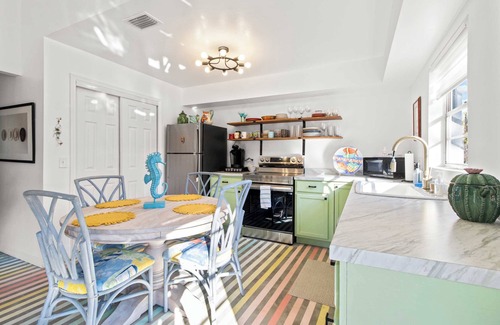 Crystal River House | A Pop of Color! House in wonderful Crystal River - King Bed-Manatees - Wifi & AC