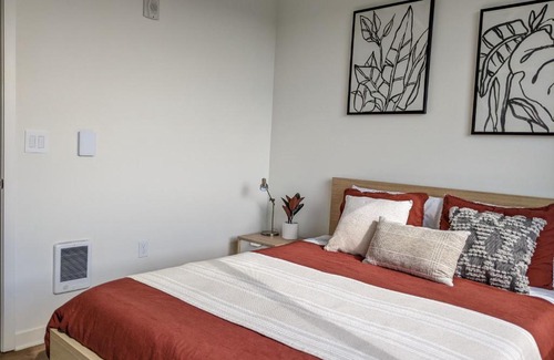 Wallingford Apartment | A premier smart condo with parking