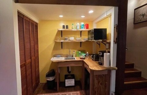 Volcano Apartment | A Private Getaway in the Rainforest. One mile from Volcano National Park.