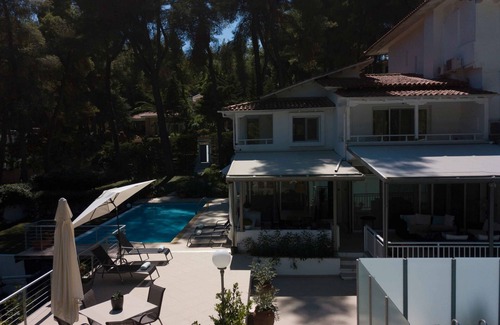 Sane Villa | A Private Haven: Hera with Secluded Pool and Garden
