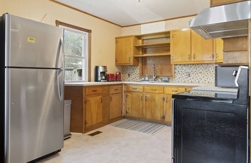 Bolivar House | A private home in historic Bolivar with a hot tub and yard. Pet friendly!