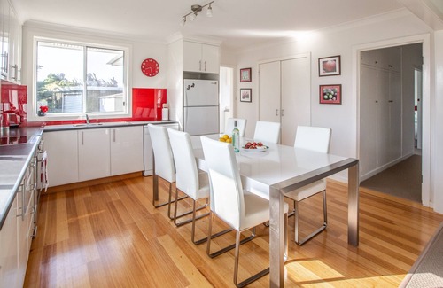 Whitemark House | A private rural cottage close to beaches and Whitemark township