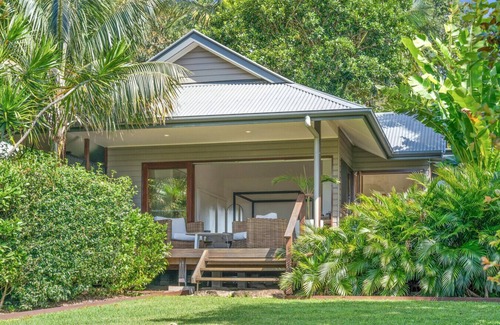 Ewingsdale Villa | A Private Studio Retreat with Hinterland Views