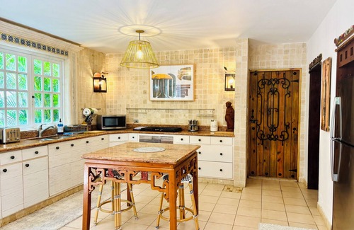 Navarro House | A private urban oasis, an authentic island experience with local flavor.