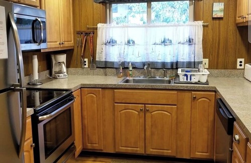 Pocono Pines House | A quaint wooded lakefront home with private beach!