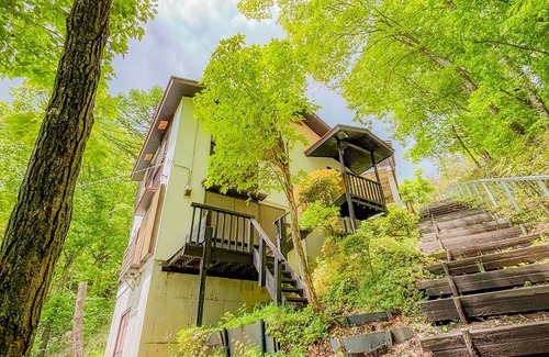 Kusatsu Onsen House | A rental villa with a bath fed by the hot spring w/Agatsumagun Gunma