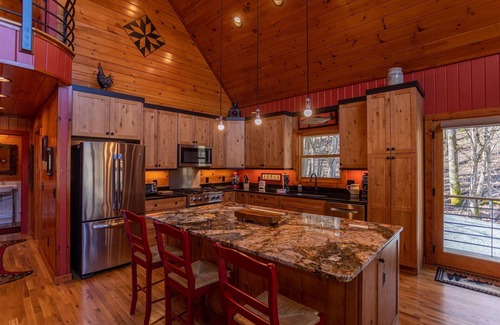 Sugar Grove Cabin | A River Mist Walk - Walk to river, pet friendly, hot tub, pool table