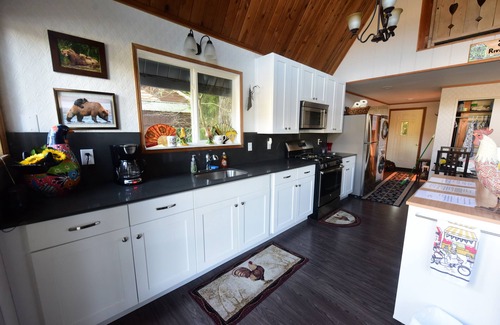 Gold Bar Ski Chalet | A river retreat with breath taking views of river and mountains from a hot tub