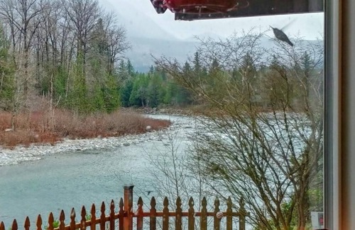 Gold Bar Ski Chalet | A river retreat with breath taking views of river and mountains from a hot tub