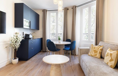 Epinettes Apartment | A Romantic 1-BR with Services in Batignolles