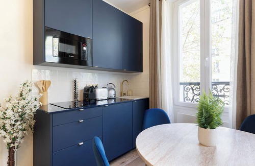 Epinettes Apartment | A Romantic 1-BR with Services in Batignolles