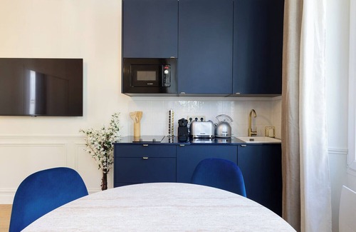Epinettes Apartment | A Romantic 1-BR with Services in Batignolles