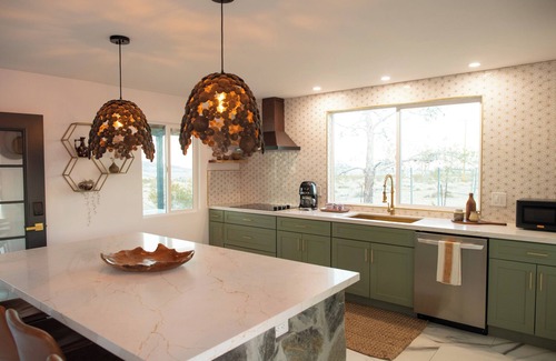 Landers House | A romantic and quiet getaway to enjoy endless skies and desert views.