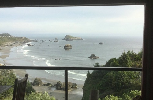 Brookings Condo | A Romantic Getaway at the "White Water Cove" At Ocean View Rainbow Rock!