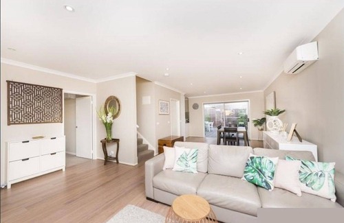 Mawson House | A Room with an Ensuite (in a 3 Bedroom-3 Bathroom Townhouse)