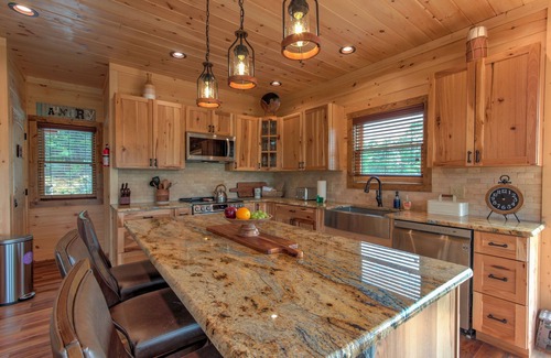 Sevierville Cabin | A Rustic Escape -EV Charger- Theater -NO STEEP ROADS-HANDICAP RAMP, Hot tub