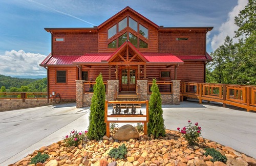 Sevierville Cabin | A Rustic Escape -EV Charger- Theater -NO STEEP ROADS-HANDICAP RAMP, Hot tub
