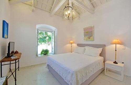idhra House | A Sea-licious Vacation - Chic & Style in Hydra