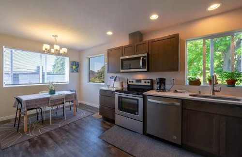Eastlake House | A-Seattle Urban Village- Lopez- Roof top view deck