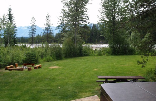 Golden Cabin | A Secluded Mountain Paradise - surrounded by the river, trees and wildlife