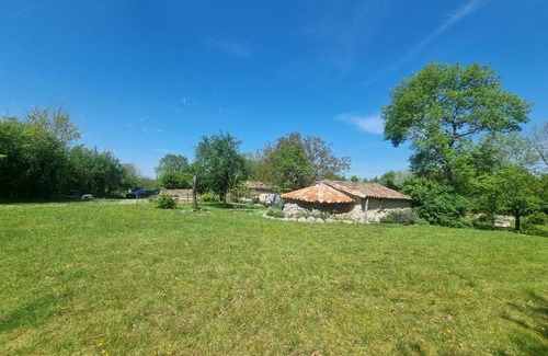 Saint-Antonin Noble Val Bed & Breakfast | A SERVANAC Chambre privative dans un jardin bucolique