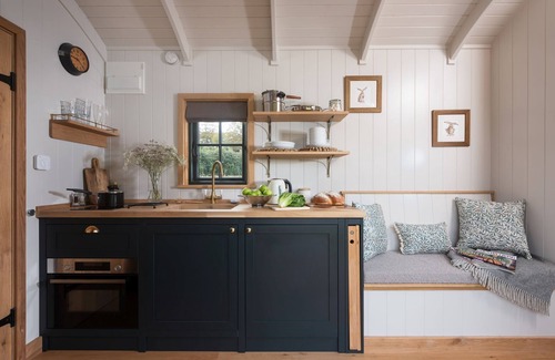 Kenn Cabin | A shepherds hut that sleeps 2 guests in 1 bedroom