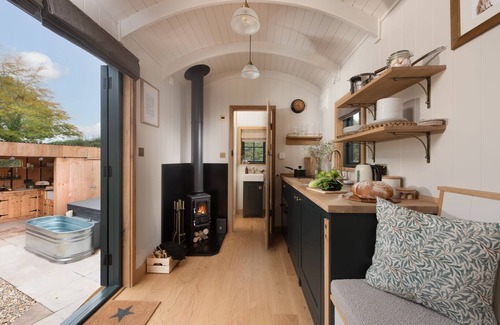 Kenn Cabin | A shepherds hut that sleeps 2 guests in 1 bedroom