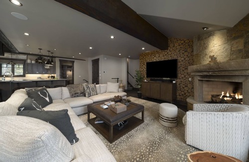 Breckenridge House | A Shock Hill Chalet - Amazing Views, Private Hot Tub, Outdoor Fire pit, 1 minute to Gondola