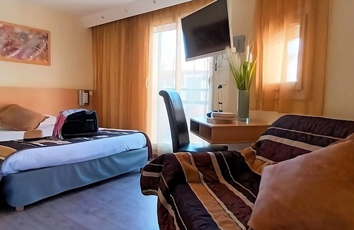 Gap Hotel | A Short Drive to Céüse! FIDO-friendly Unit with Onsite Parking! Seasonal Pool!