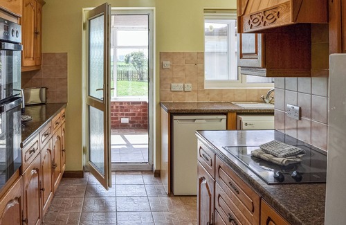 Walcott Cottage | A short walk from long sandy beaches and pubs serving food.