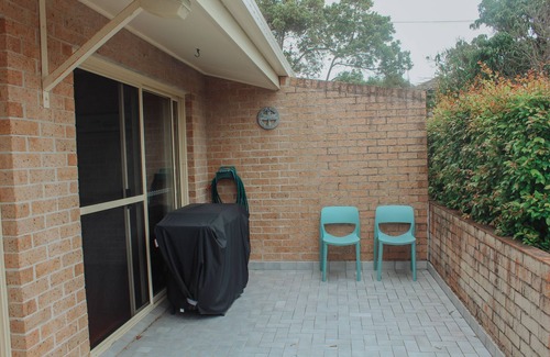 Black Head Apartment | A short walk to Black Head Beach, park with bbqs & amenities, shops and cafes