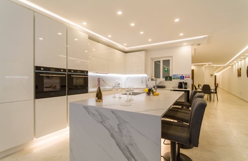 Qawra Apartment | A Spacious & Modern Apart by the sea, Qawra - Saint Paul's Bay, Malta