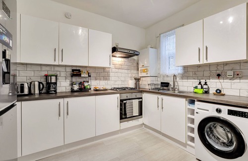 Bruce Grove House | A Spacious 6 Bedroom House in North London with Free Parking & 3 Bathrooms