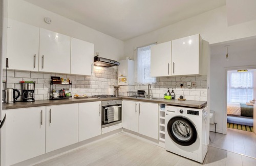 Bruce Grove House | A Spacious 6 Bedroom House in North London with Free Parking & 3 Bathrooms