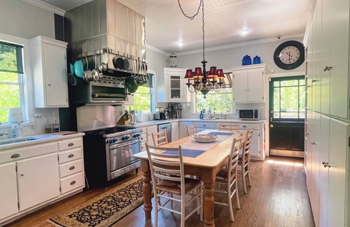Jackson House | A Spacious and Elegant 3BR Californian Retreat