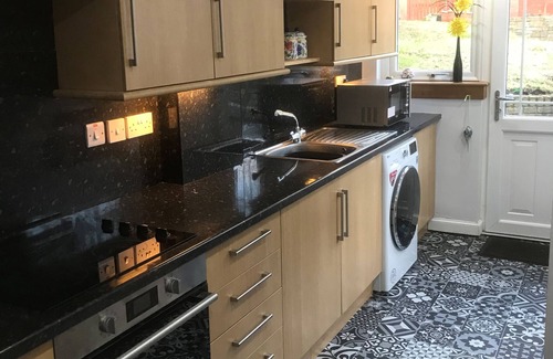 Kirkcaldy Cottage | A spacious house in an ideal location, across the road from the beach.