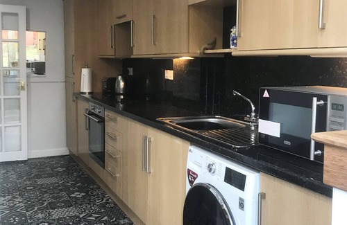 Kirkcaldy Cottage | A spacious house in an ideal location, across the road from the beach.