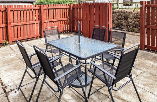 Kirkcaldy Cottage | A spacious house in an ideal location, across the road from the beach.