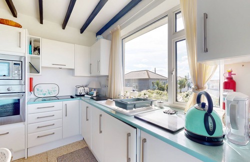 Hayle Cottage | A spacious mix of modern and retro with stunning sea views
