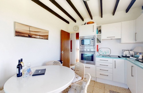Hayle Cottage | A spacious mix of modern and retro with stunning sea views
