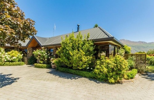 Wanaka House | A spacious Wanaka Classic
