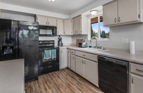Silver Lake House | A specious 2 level 4 Beds 2 Baths home