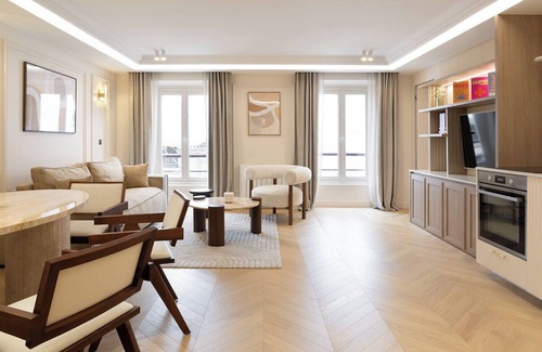 Gaillon Apartment | A Splendid 2-BR/2BA with Services in Opéra