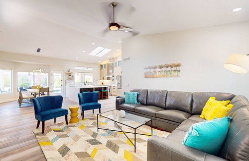 Paradise Park Vista House | A stately luxury house with pool nestled in a serene neighborhood